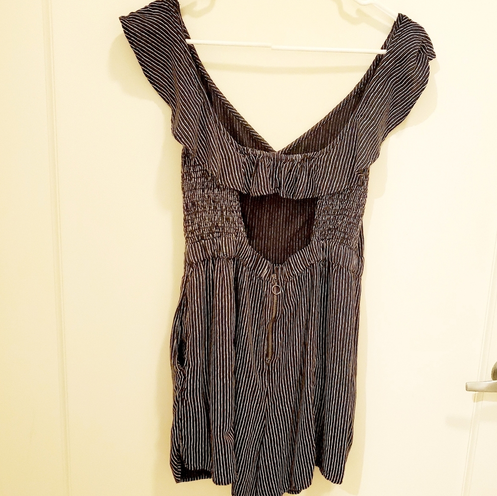 American Eagle romper flutter sleeves open…